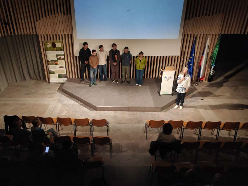 Fotografija prikazuje predavatelje na sredinem večeru v Infocentru Triglavska toža na Bledu. 