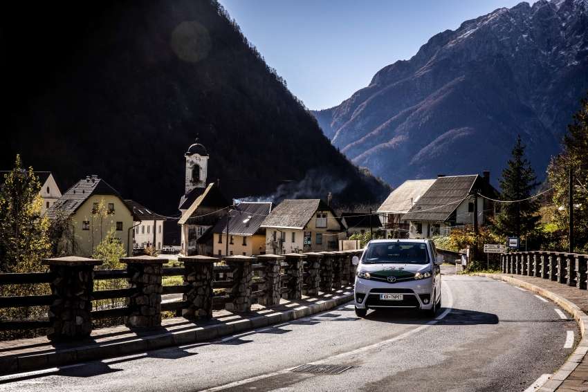 Fotografija prikazuje kombi Toyota v Triglavskem narodnem parku.