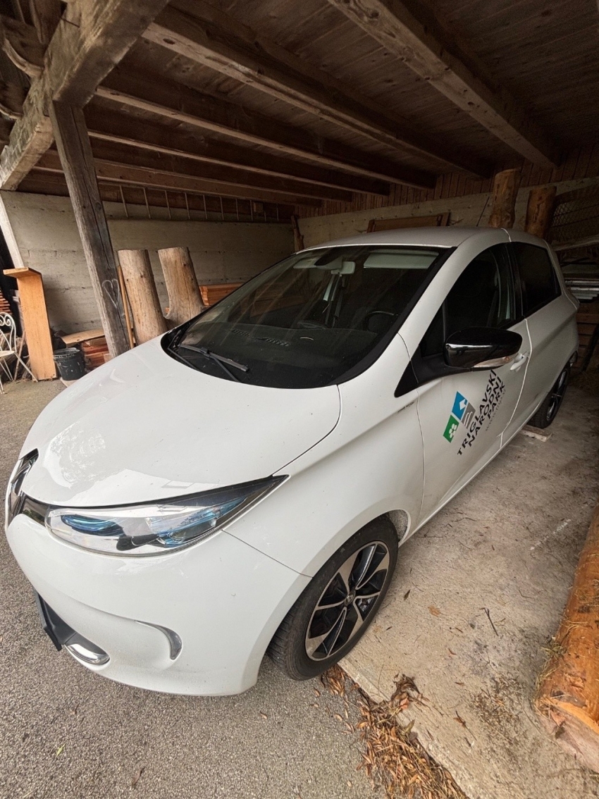 Na fotografiji je vozilo Renault Zoe bele barve.