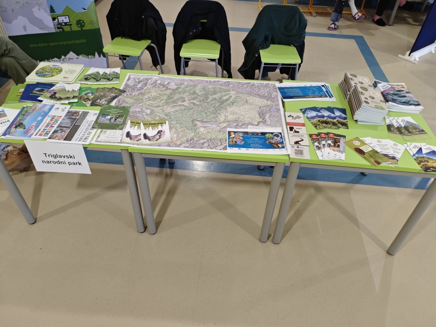Fotografija prikazuje predstavitveno stojnico JZ TNP  na informativnih dnevih v Biotehniškem centru Naklo. 