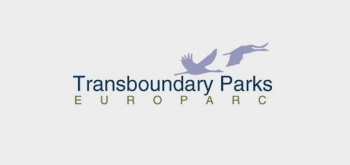 Na fotografiji je napis Transboundary parks, europarc. Nad napisom sta narisani dve ptici v letu