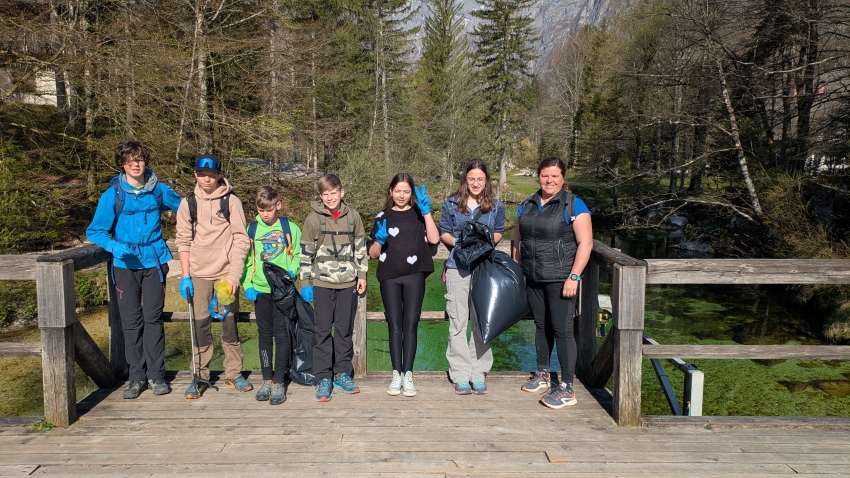 Mladi nadzorniki očistili severno obalo Bohinjskega jezera