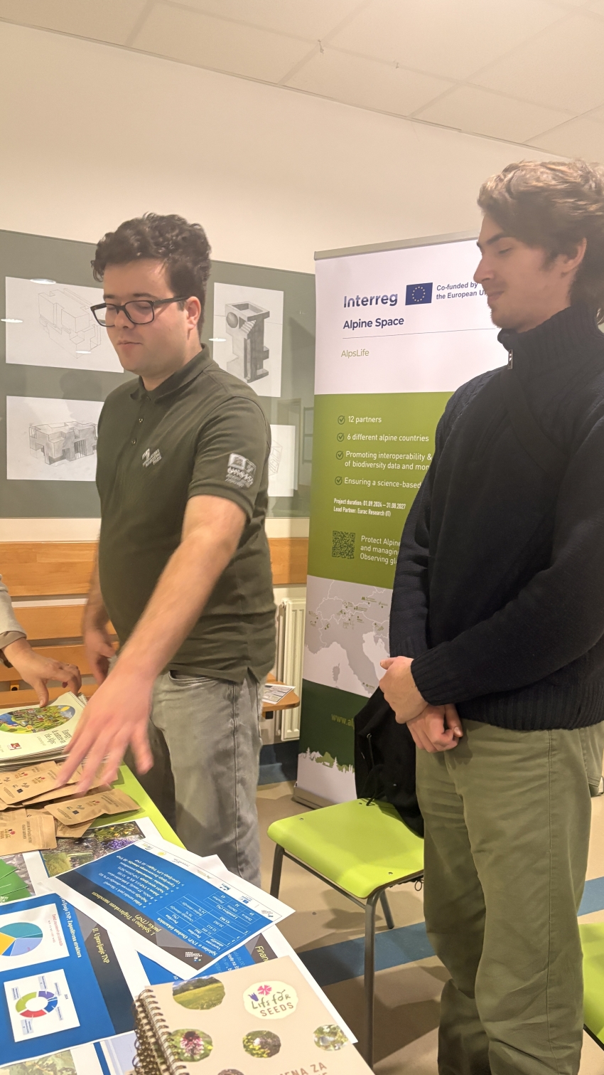 Fotografija prikazuje predstavitveno stojnico JZ TNP  na informativnih dnevih v Biotehniškem centru Naklo. 