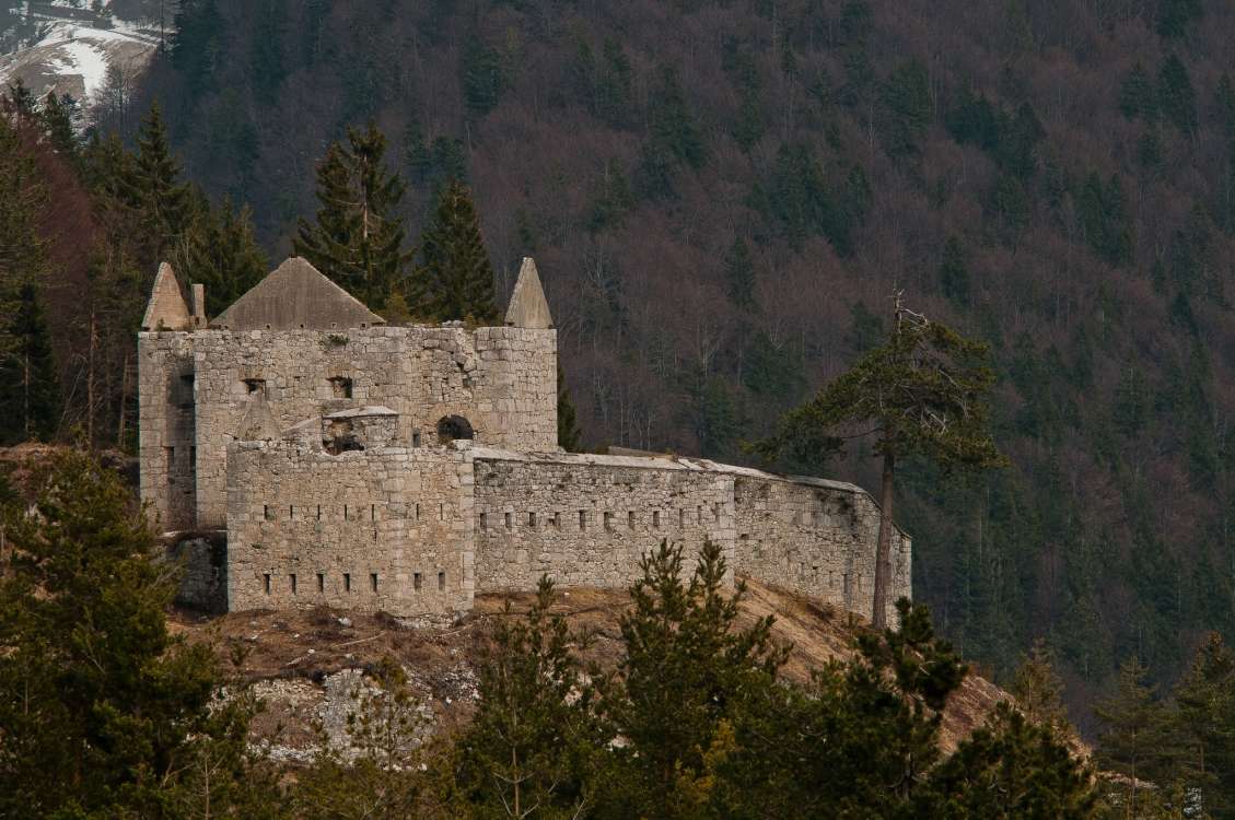 Trdnjava in spomenik na Predelu
