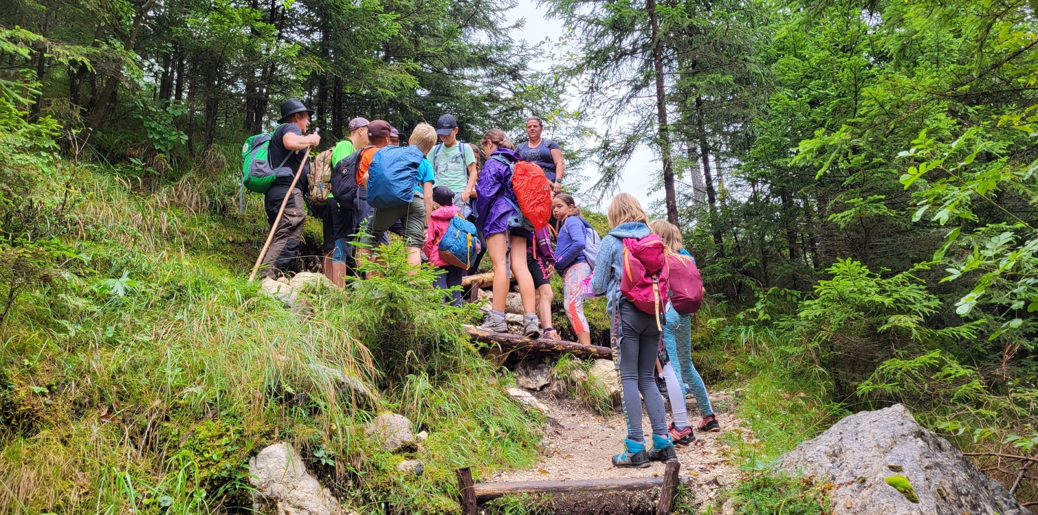 MLADI NADZORNIKI NA SOŠKI POTI