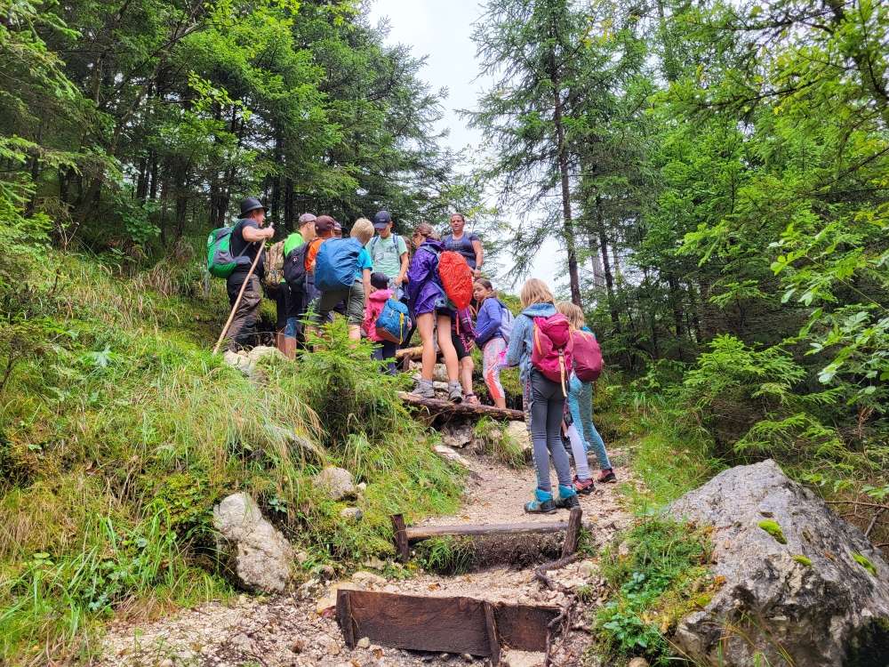 MLADI NADZORNIKI NA SOŠKI POTI