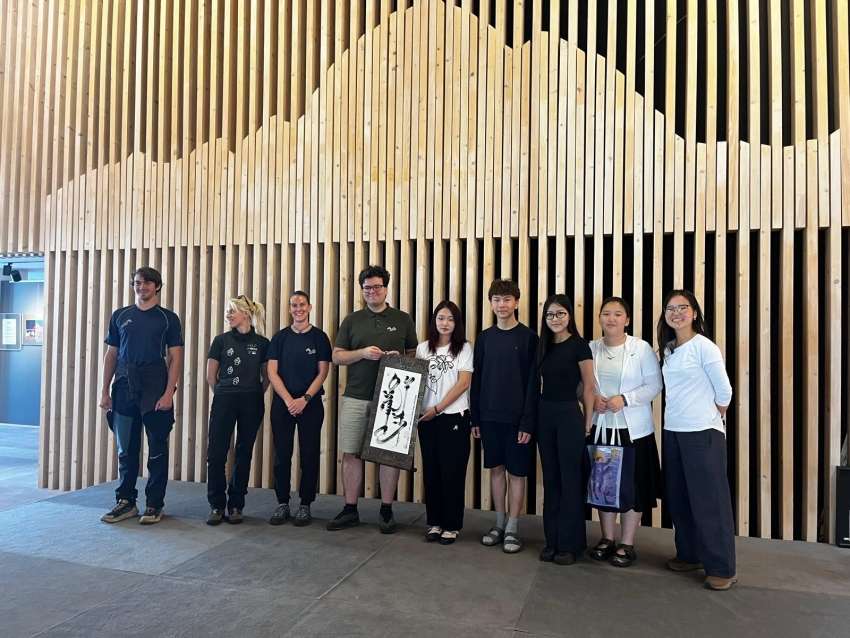 Fotografija prikazuje mlade iz Mongolije in sodelavce JZ TNP v Infocentru Triglavska roža Bled.