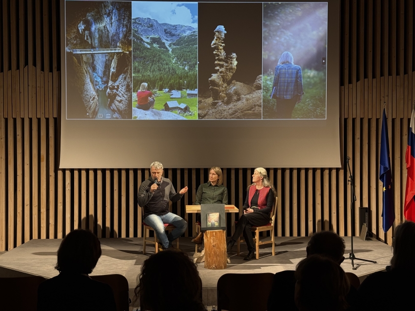 Sredin večer v infocentru Triglavska roža na Bledu: od Škocjanskih jam do Svetišč narave