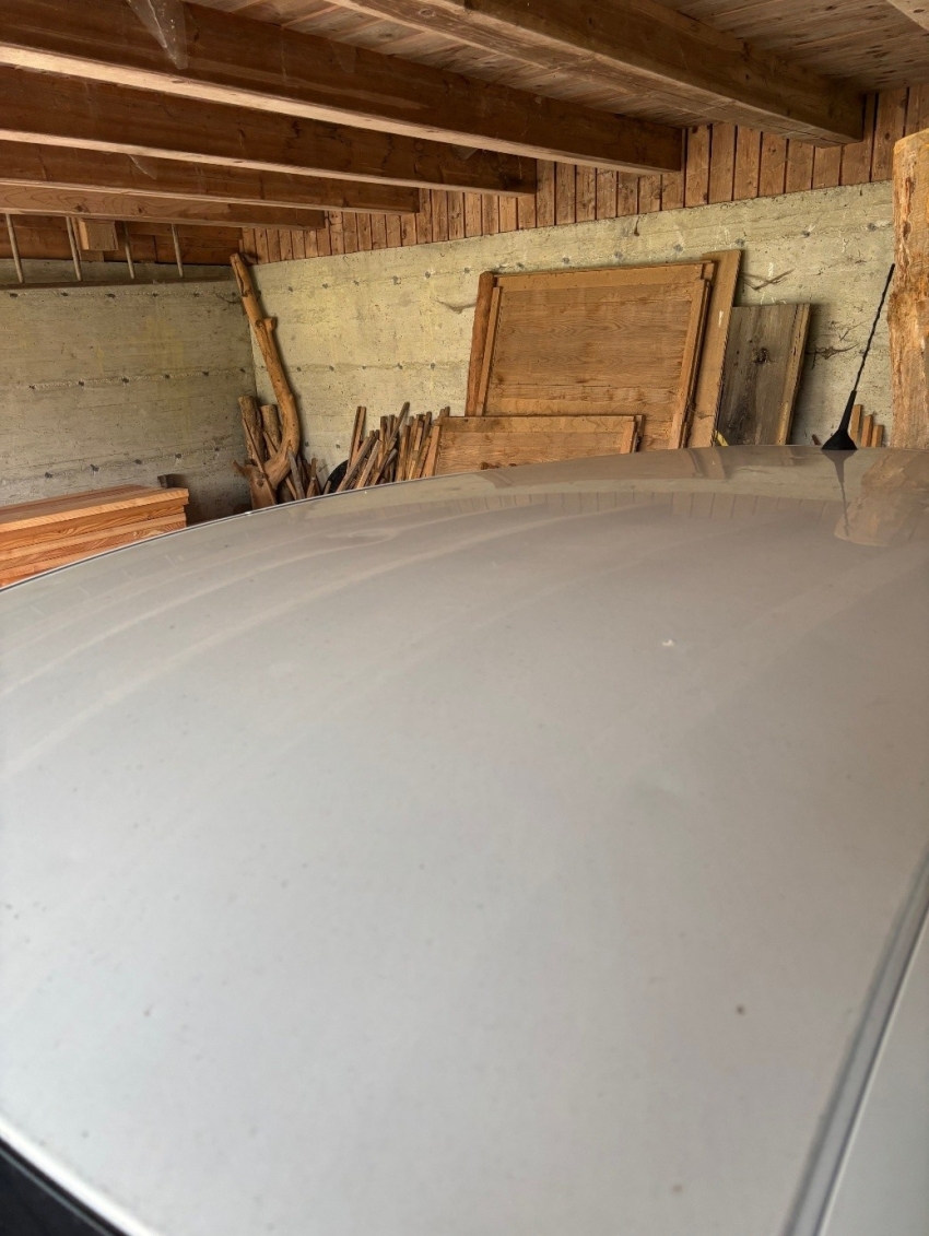 Na fotografiji je del vozila Renault Zoe bele barve.