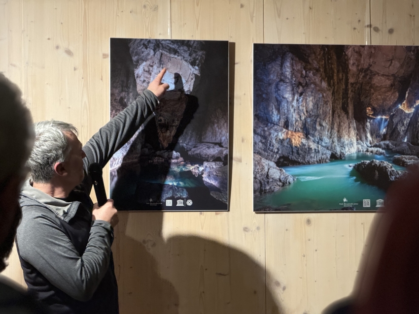 Na fotografiji je fotograf Borut Lozej ob svojih fotografijah Škocjanskih jam.