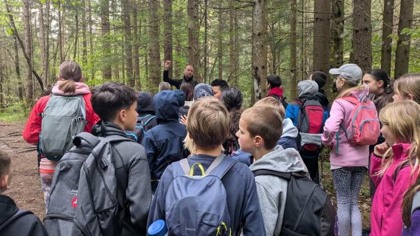 Dan Zemlje v dolini Vrata: 110 učencev raziskovalo Pot Triglavske Bistrice