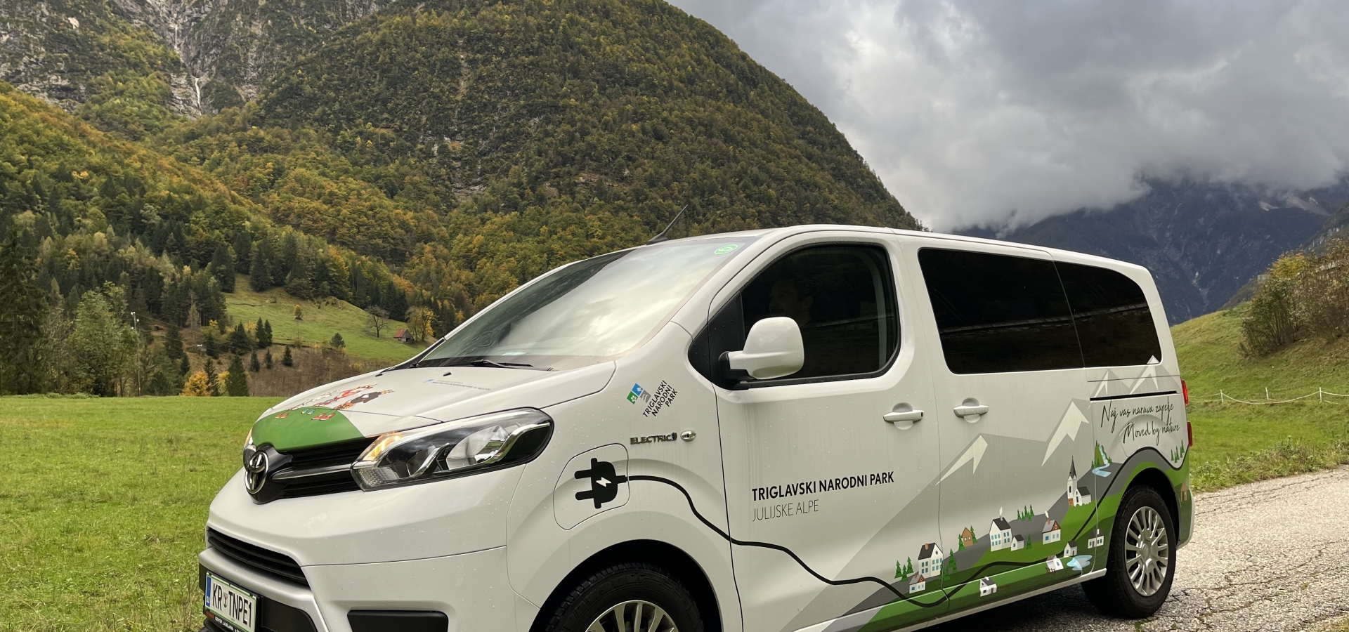 Petim občinam Triglavskega narodnega parka predana električna vozila