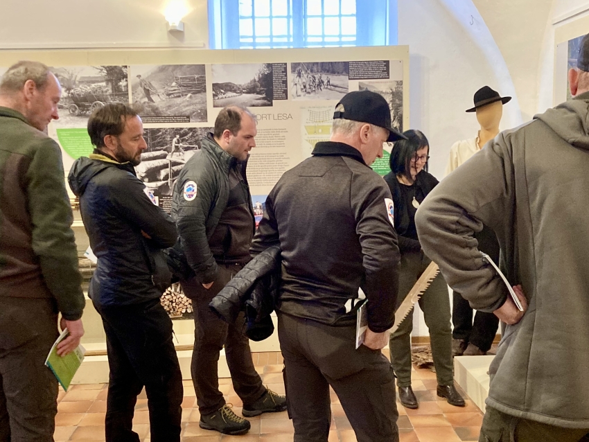 Naravovarstveni nadzorniki TNP na obisku v Tolminskem muzeju.