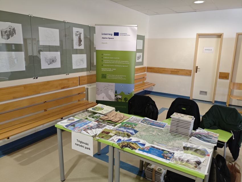 Fotografija prikazuje predstavitveno stojnico JZ TNP  na informativnih dnevih v Biotehniškem centru Naklo. 