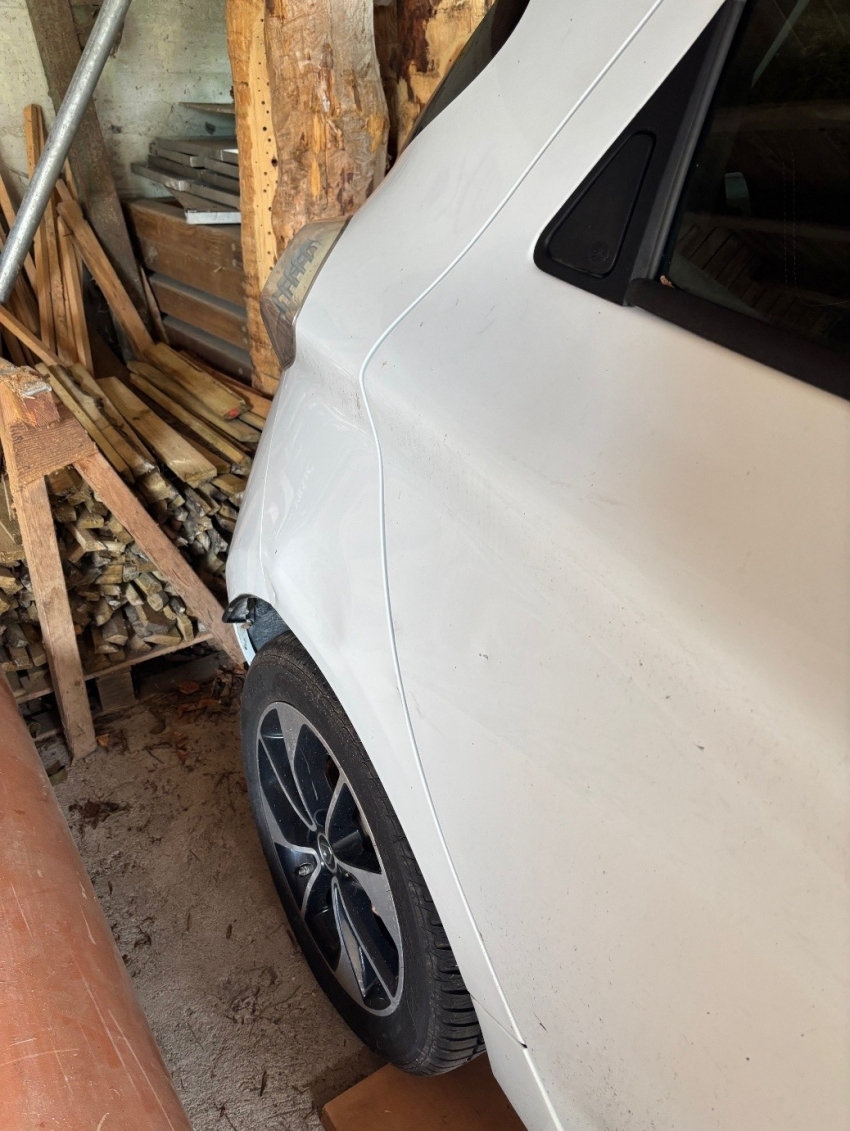 Fotografija prikazuje blatnik vozila Renault Zoe bele barve. 