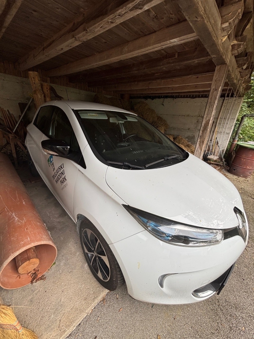 Na fotografiji je vozilo Renault Zoe bele barve.